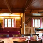 Spacious 8-bedroom 펜션